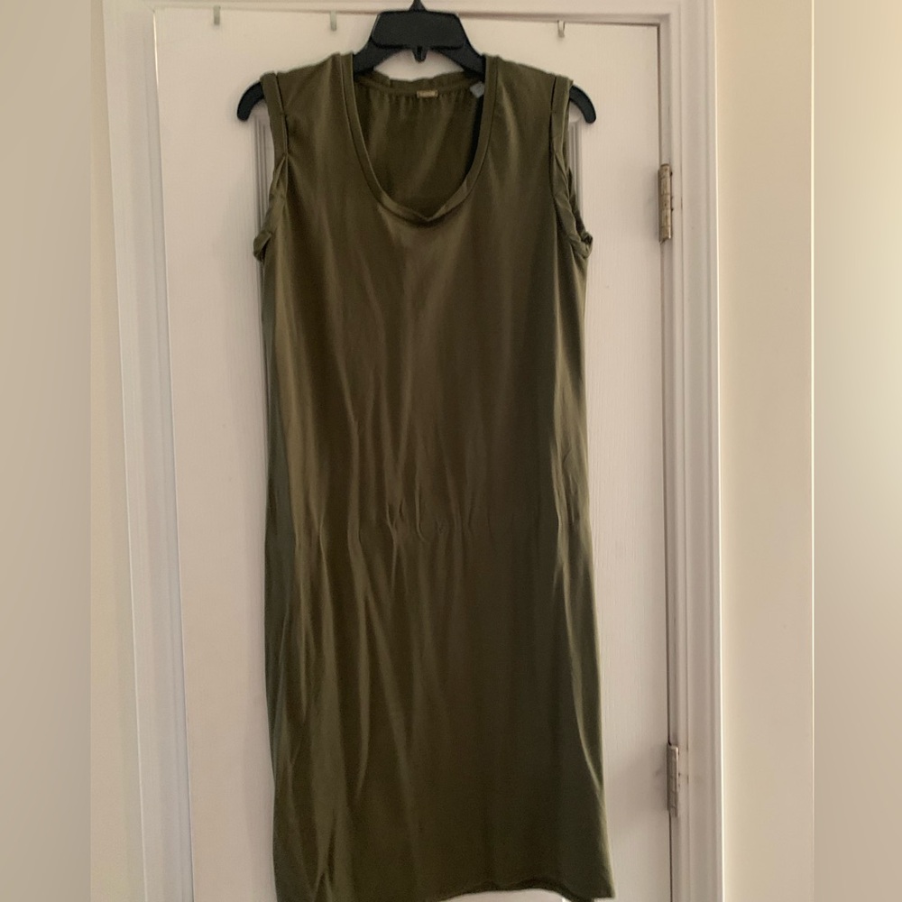 Women’s sleeveless dress.
